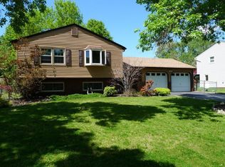 12 Kory Dr, Kendall Park, NJ 08824