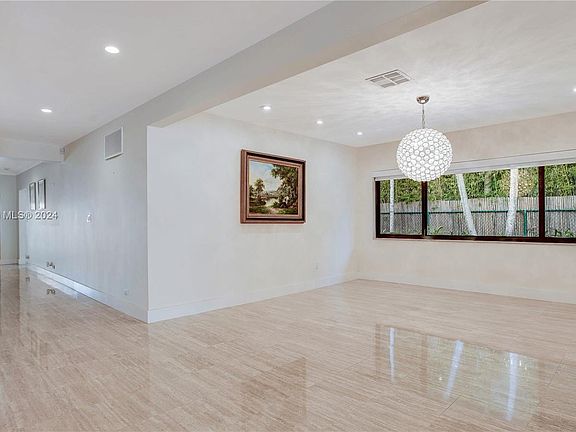 4th image of 1031 N Shore Dr
