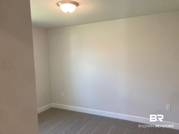 4th image of 704 Mayflower Dr