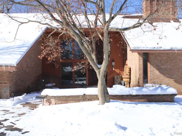 23800 Riverview Dr, Southfield, MI 48034