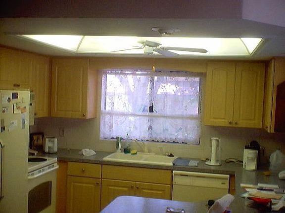 5th image of 218 Earl St