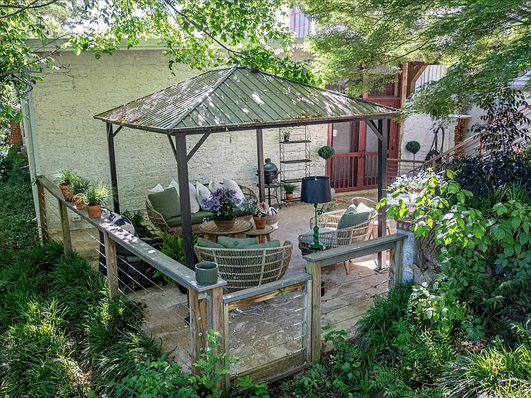Enclosed patio perfect for pets