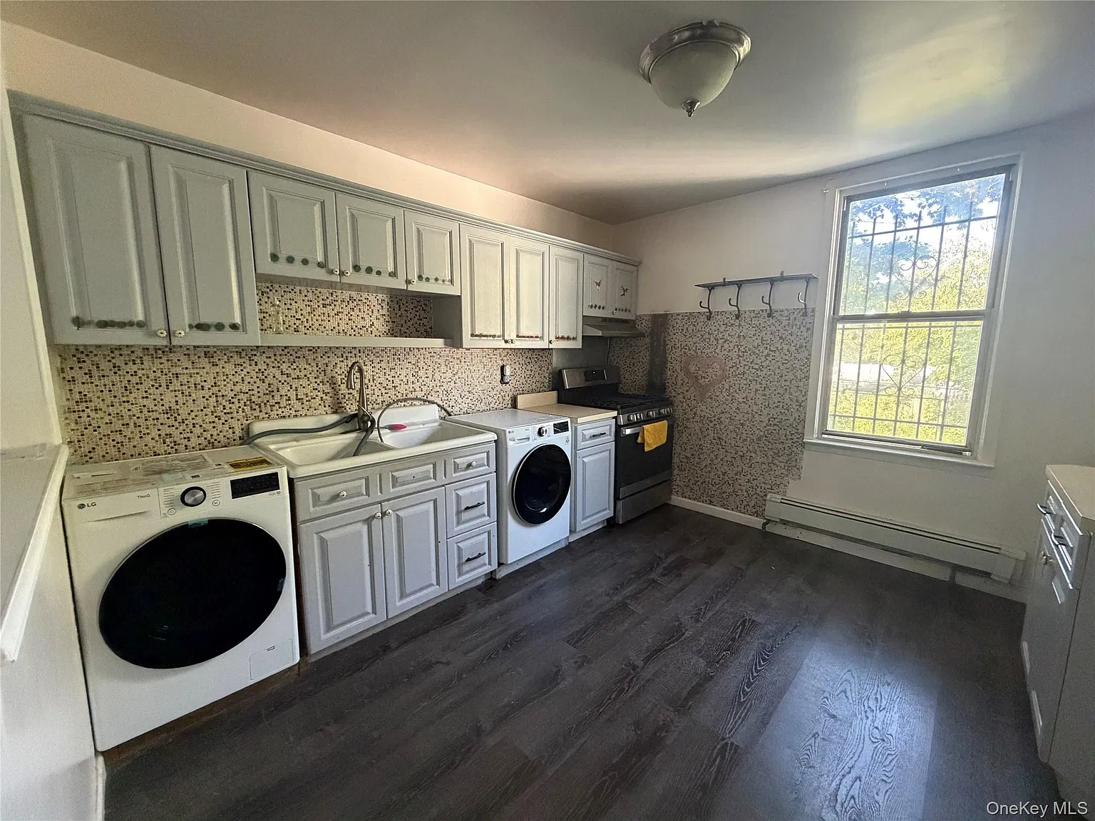 3 bed, 1.5 bath, 1269 sqft, $3,800 — Photo 3