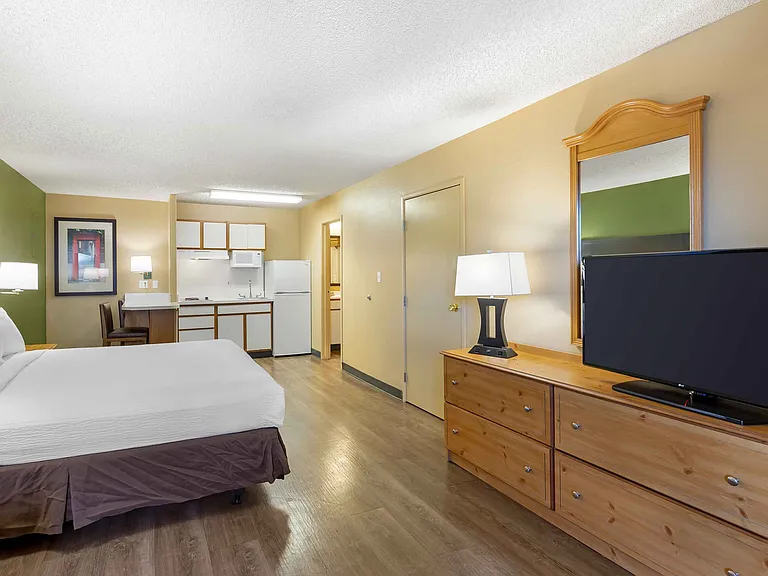 Deluxe Studio - 1 King Bed