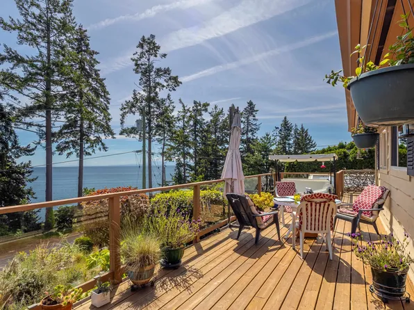 7065 Dale Rd, Sechelt, BC V7Z 0N2