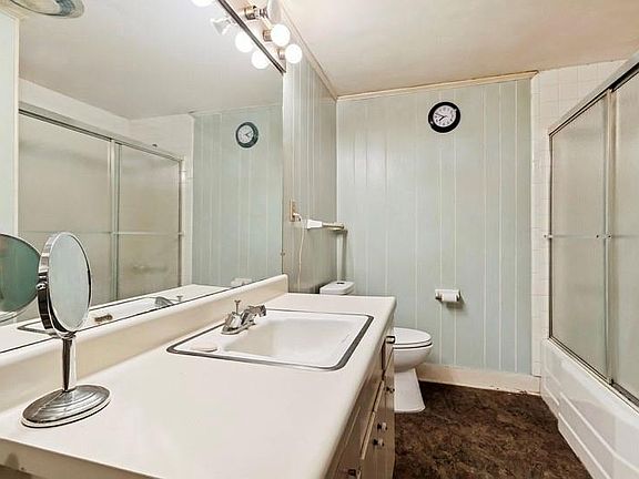 14th image of 804 W 10th St