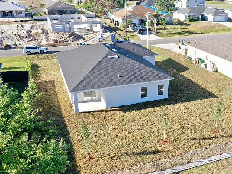 820 NE 7th Pl — Photo 31