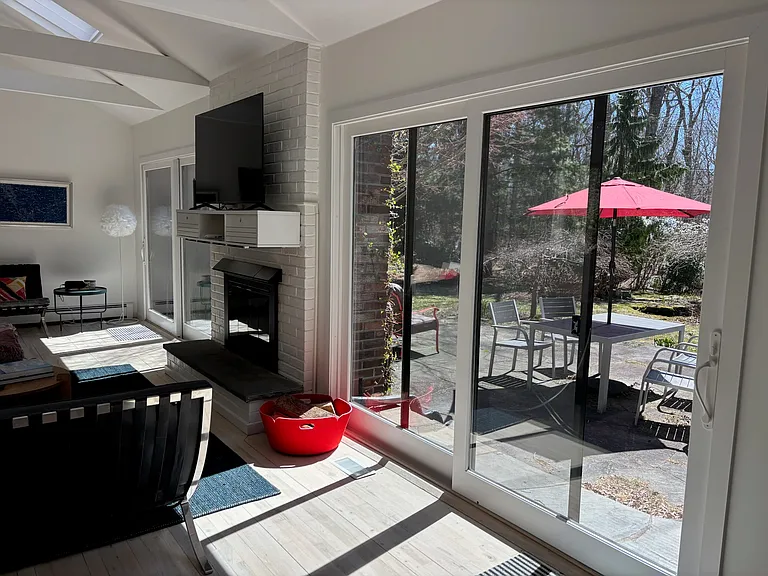 8 Wooded Oak Ln — Photo 3