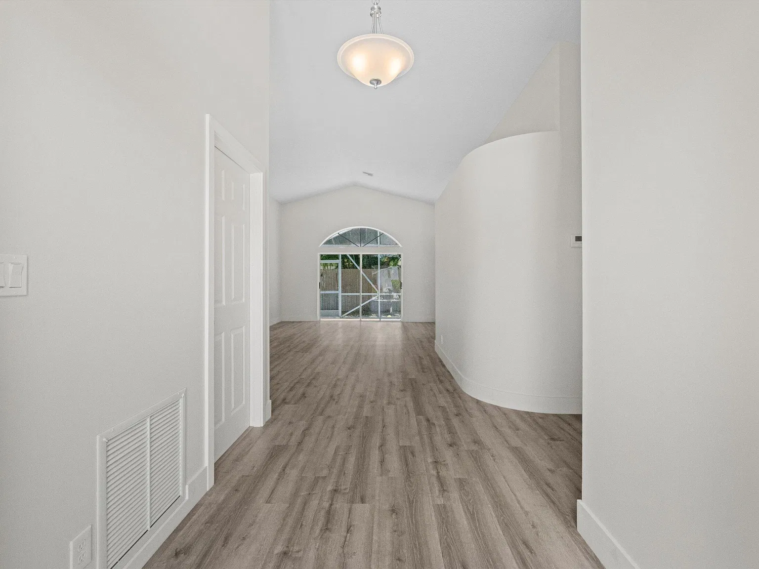 3 bed, 2.0 bath, 1328 sqft, $3,450 — Photo 3