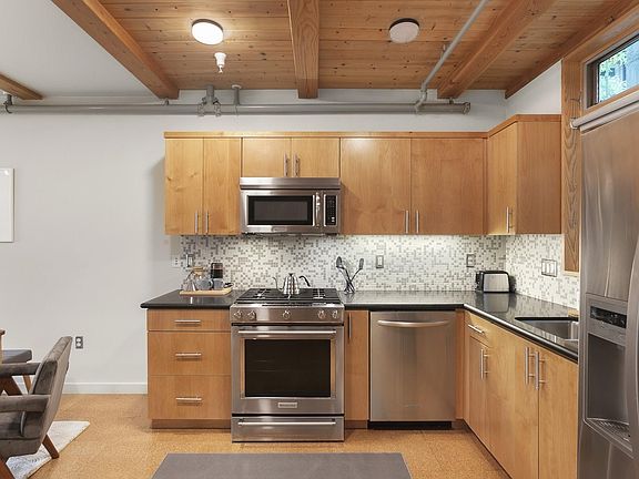 3rd image of 4216 N Mississippi Ave Unit 202