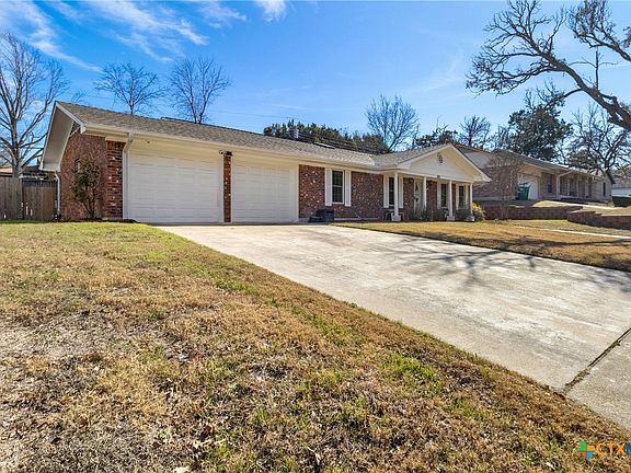 2nd image of 809 Cedar Oaks Ln