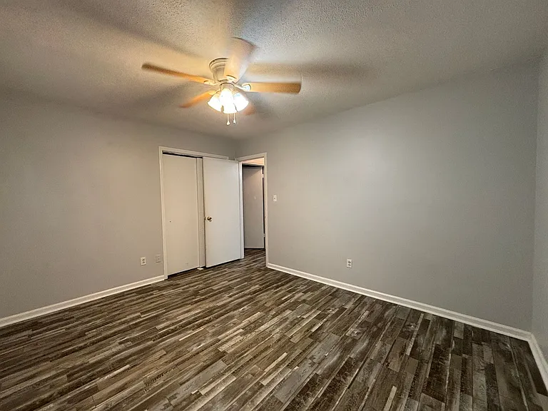 102 Hillside Ct — Photo 18