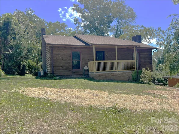 305 Forest Hill St, Morganton, NC 28655