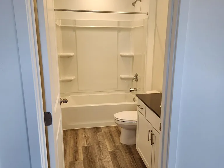 537 May Dr — Photo 11