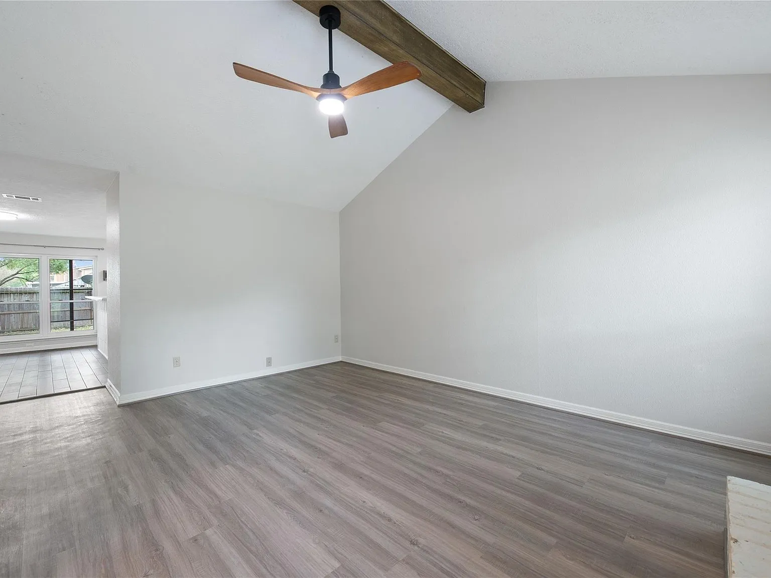 3 bed, 2.0 bath, 1394 sqft, $2,090 — Photo 4