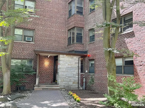 420 Park Pl APT 2E, Fort Lee, NJ 07024