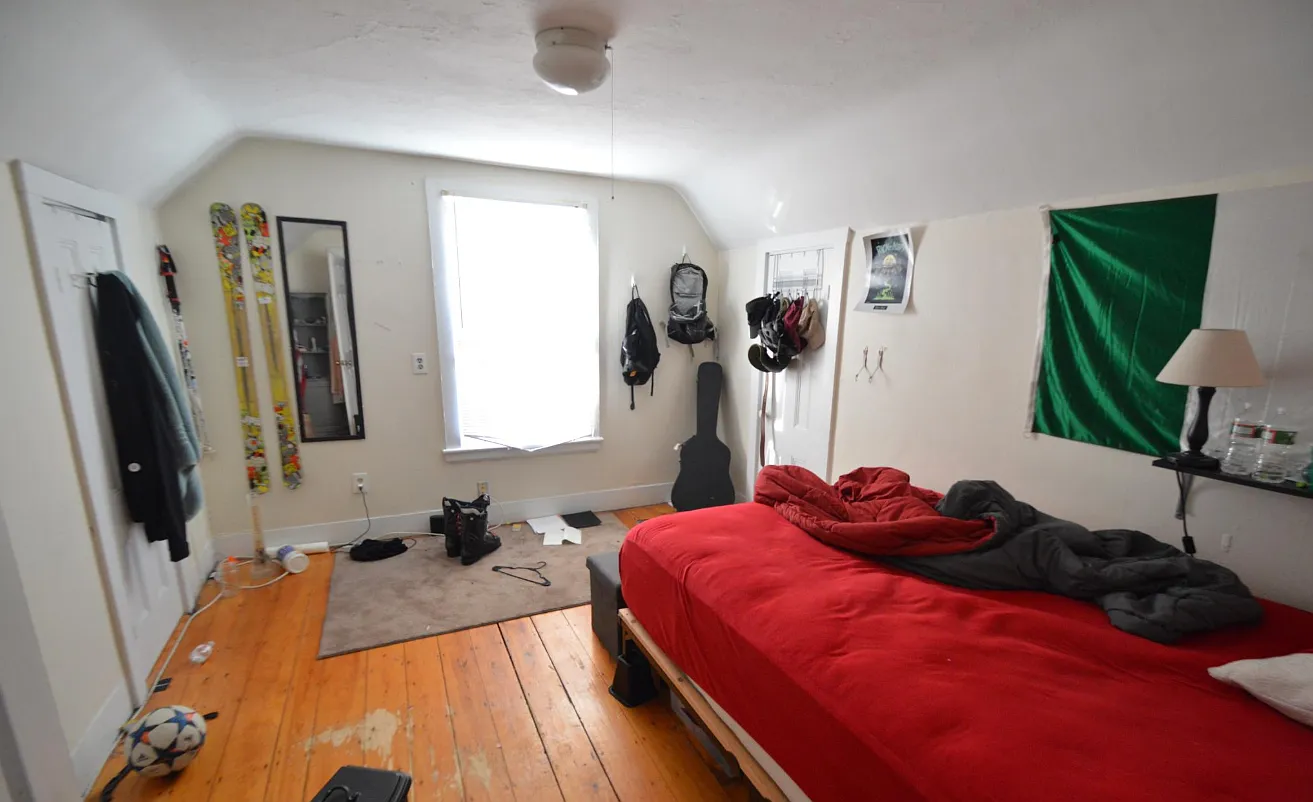 4 bed, 9999 sqft, $4,400 — Photo 3