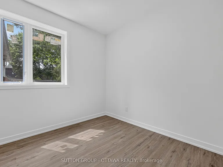 944 Woodroffe Ave — Photo 12