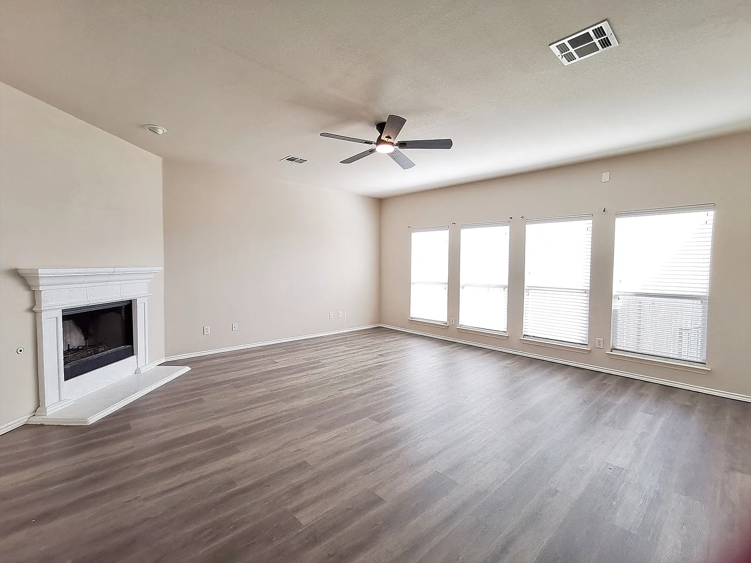 4 bed, 2.5 bath, 2854 sqft, $2,300 — Photo 2