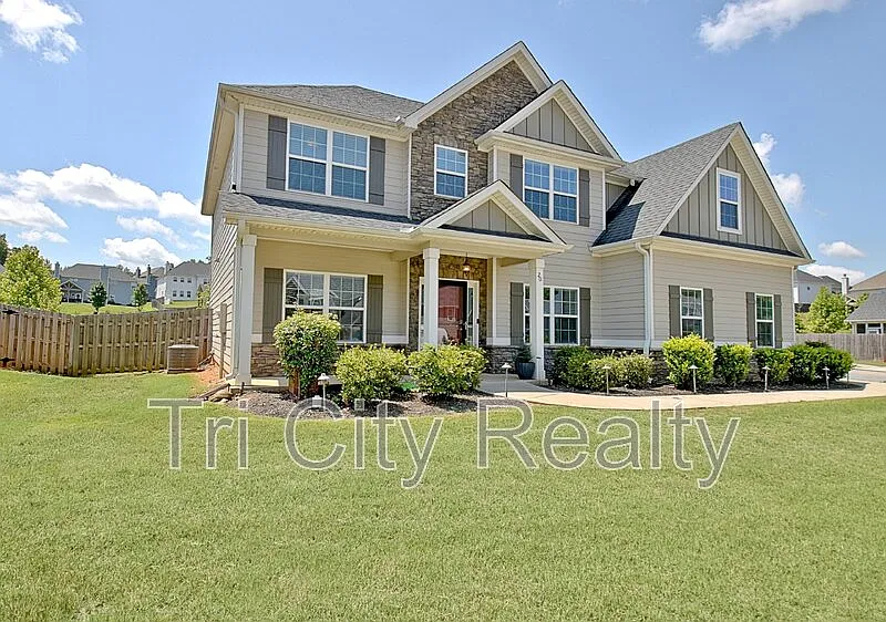 5 bed, 3.0 bath, 3151 sqft, $2,900 — Photo 2