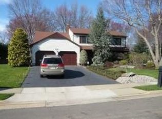 44 Pine Ridge Dr, Edison, NJ 08820