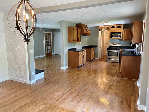 5th image of 110 Maywood St