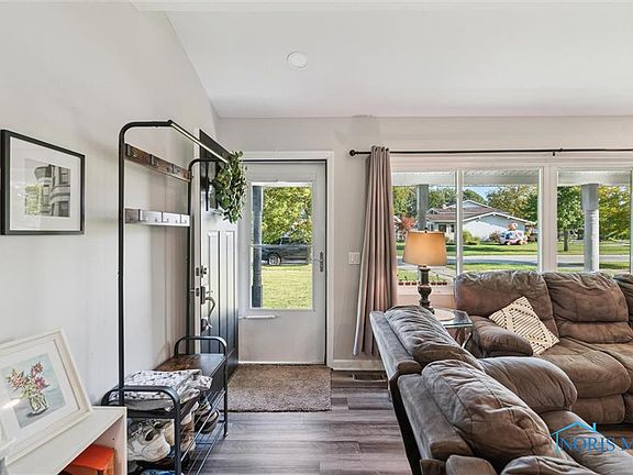 5th image of 909 Village Trail Dr