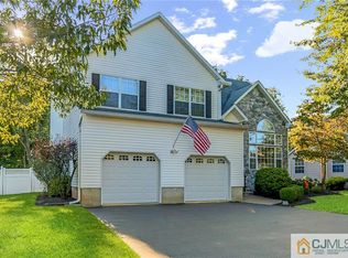 11 Labrador Dr, Kendall Park, NJ 08824