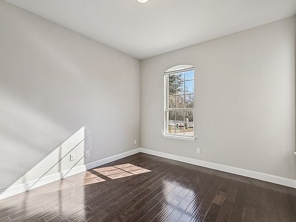 5th image of 808 York Dr