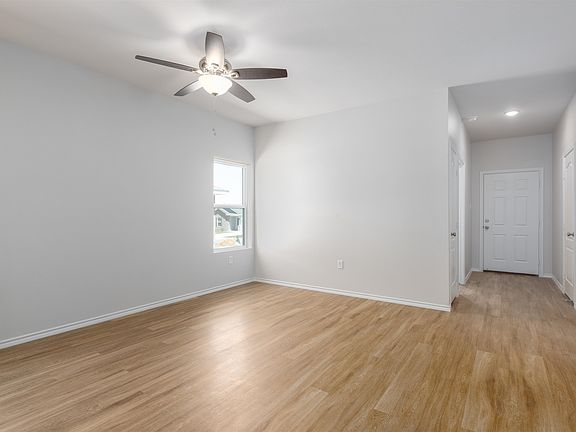 4th image of 2703 Southern Oaks Dr