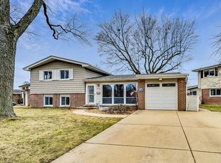 900 S Tower Dr, Mount Prospect, IL 60056