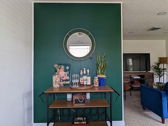 5th image of 2850 W Tamiami Cir