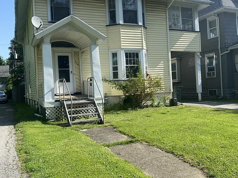 372-374 Lake View Park — Photo 1