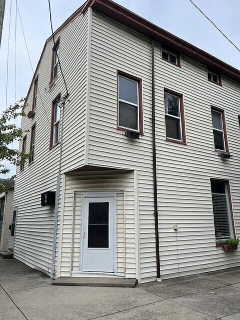 1st image of 646 Monroe St