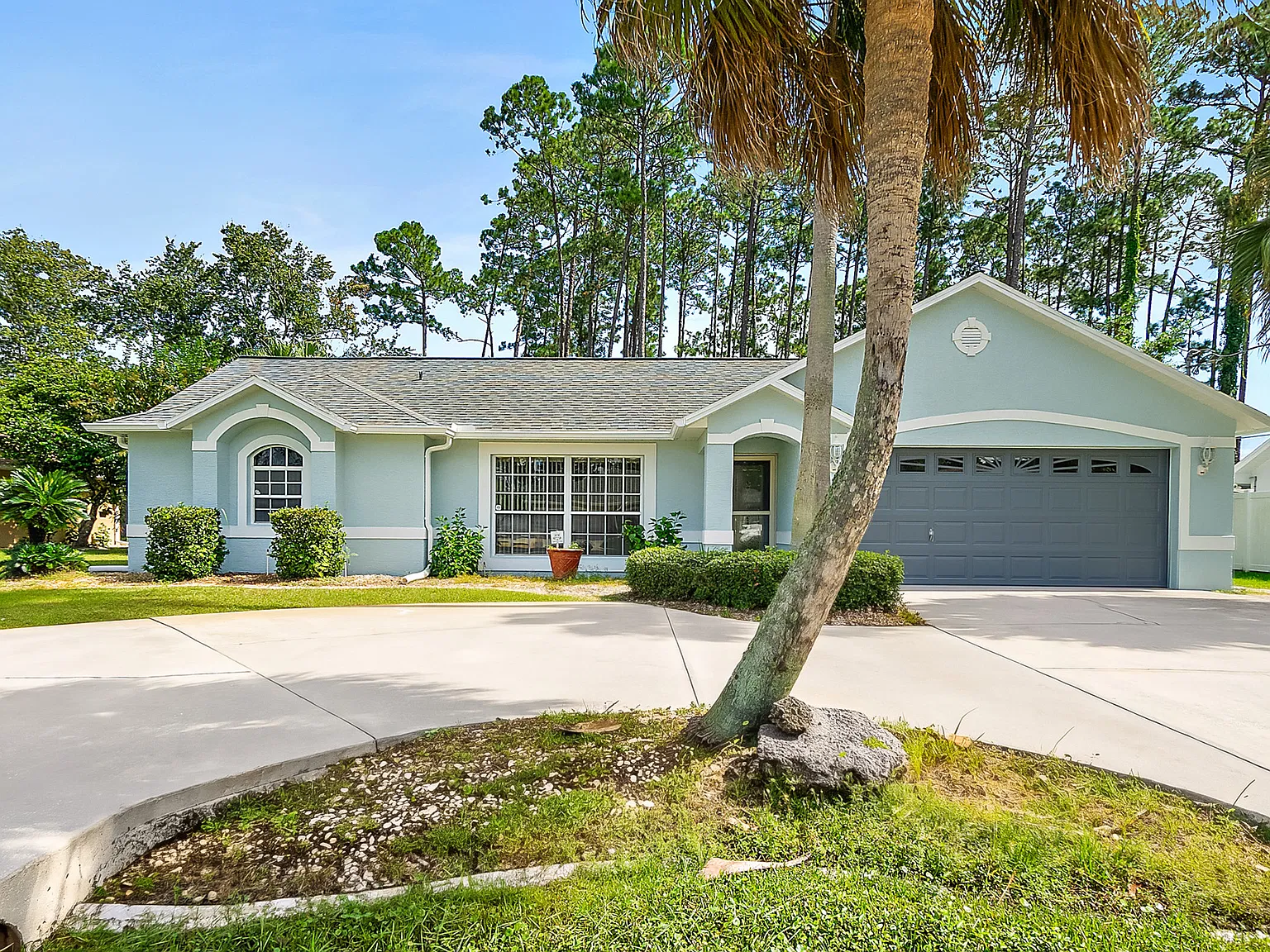 4 bed, 1927 sqft, $2,175 — Photo 1