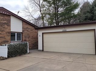 2209 Sandstone Rd, Lincoln, NE 68512