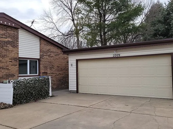 2209 Sandstone Rd, Lincoln, NE 68512