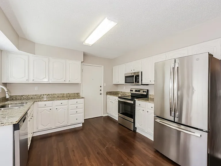 423 Barton Dr — Photo 8