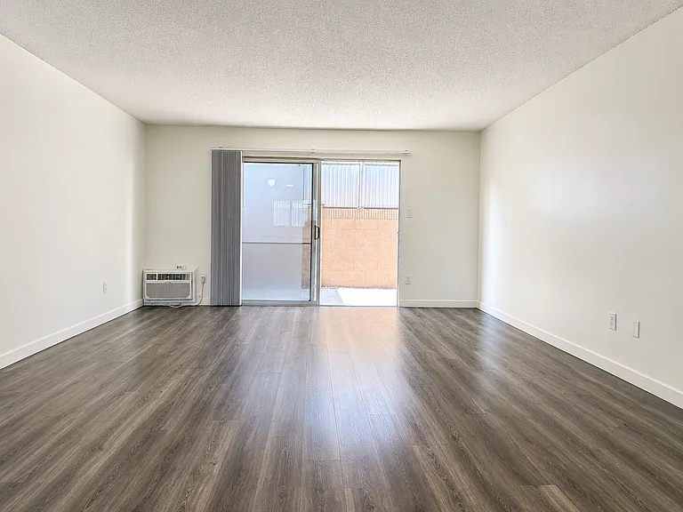 Lynrose Manor Apartments — Photo 46