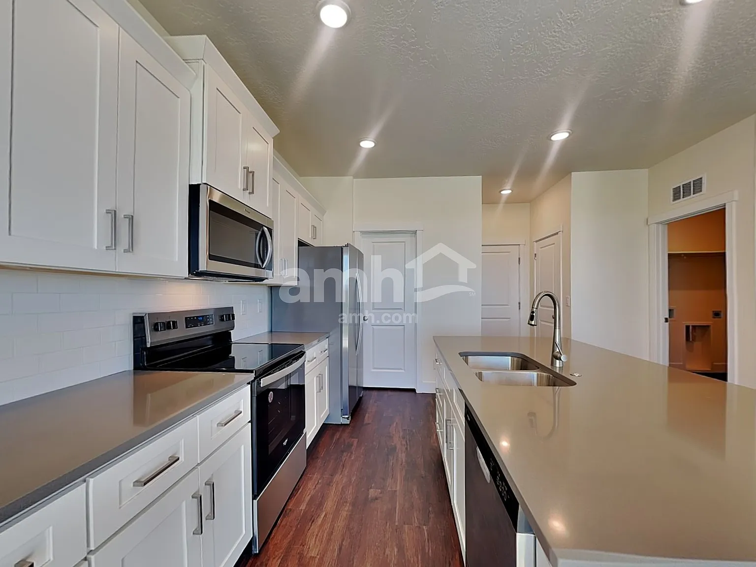 5 bed, 3.0 bath, 2513 sqft, $2,940 — Photo 3