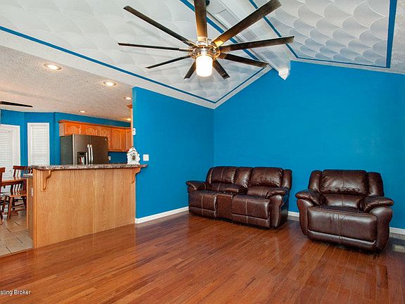 3rd image of 698 Tecumseh Dr