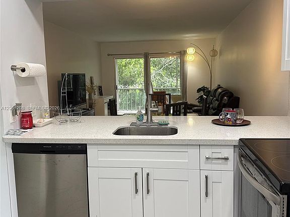3rd image of 1102 Bahama Bnd APT D2