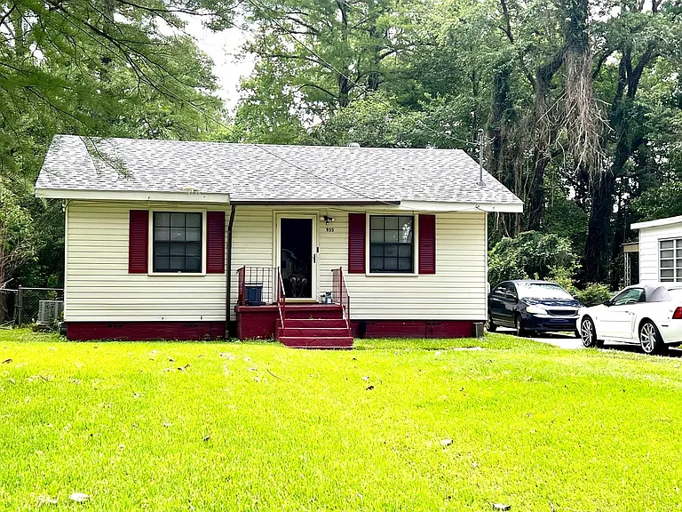 955 Cloverdale Dr — Photo 1