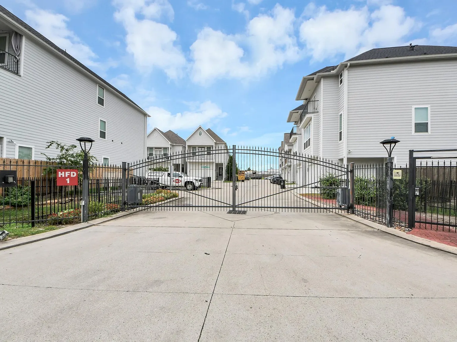 3 bed, 2.5 bath, 1493 sqft, $2,400 — Photo 2