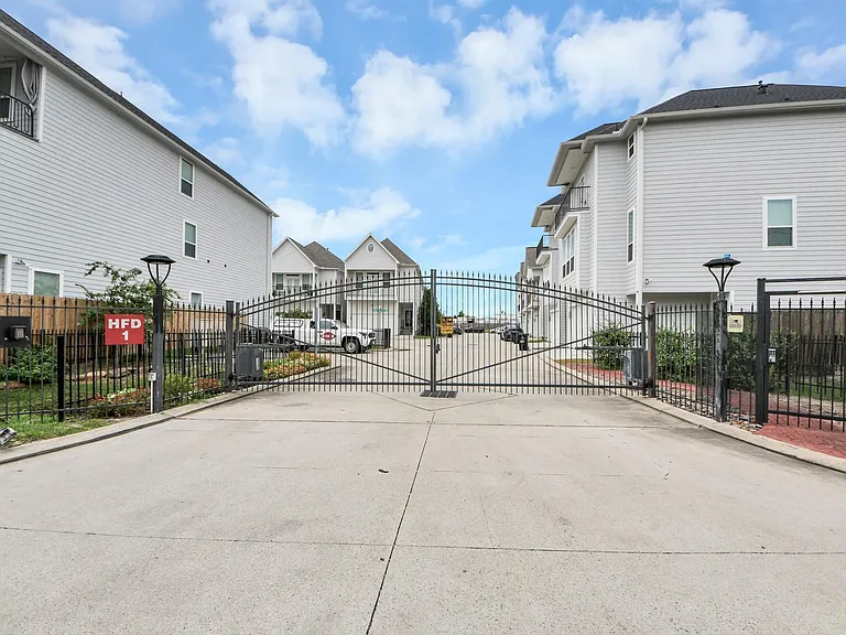 1805 Napa Creek Ln — Photo 2