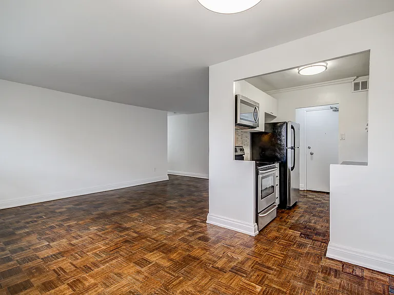 1833 Bayview Ave — Photo 11
