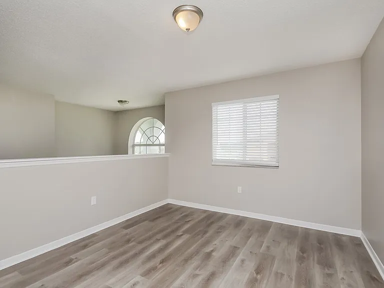 553 Brentford Ct — Photo 10