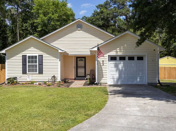 206 Blueberry Ct, Hubert, NC 28539