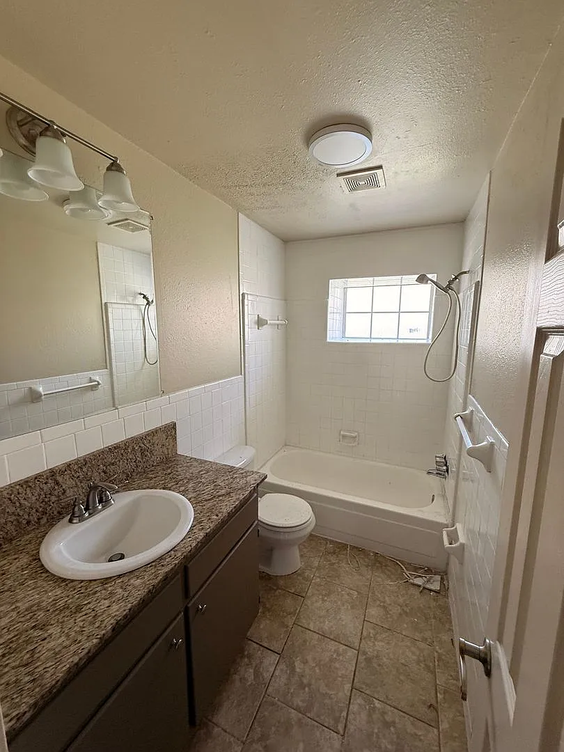 2 Bedroom 1.5 Bath Apartment Close to Campus! — Photo 4
