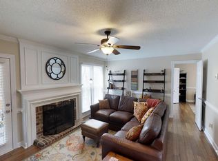 109 W Laurenbrook Ct, Cary, NC 27518